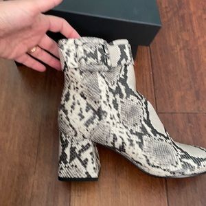 New Vic mate booties sz 40